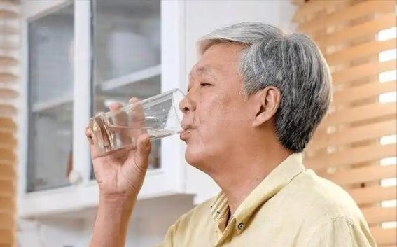 年龄大了要养心，别只喝牛奶，试试这4种食物维护心血管健康