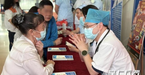 医院志愿者携手推进无烟社会 助力健康生活