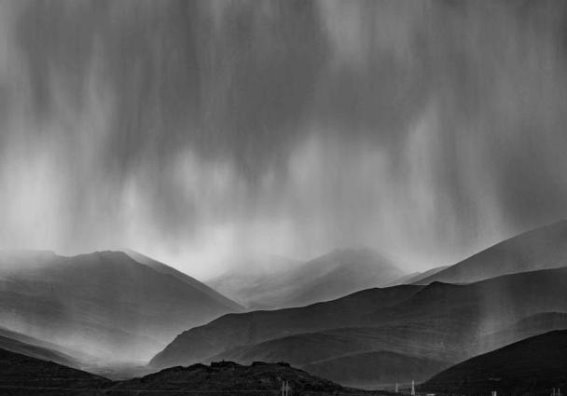 在光影与文字交织的旅程中