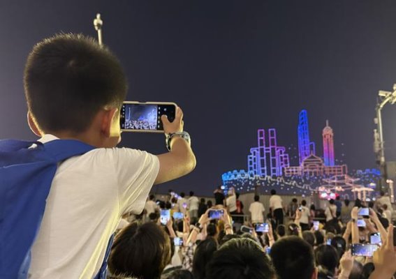 山城重庆“五一”再成焦点：灯光秀、国际游客与本土热情交织出的文旅盛景