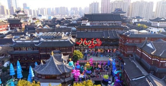 入境游热潮再现，外国游客“打卡”中国年