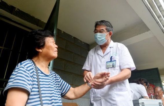 年长者吃橘子的健康提醒：哪些疾病需要特别小心？