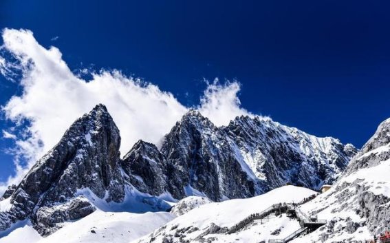 玉龙雪山的冰雪奇观与纳西文化