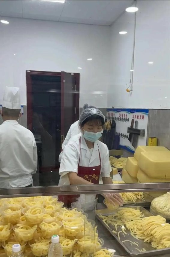 志愿者的刀光与热浪：荣昌卤鹅背后的五一坚守
