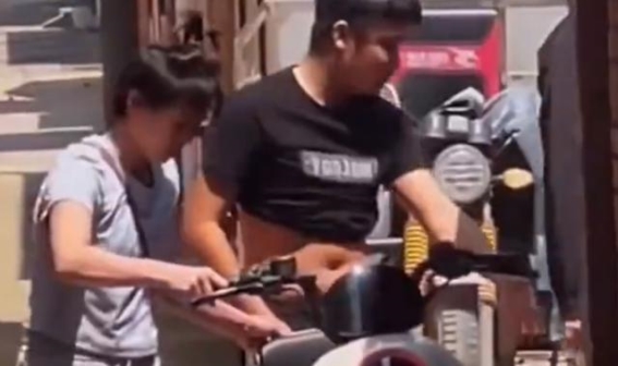 全红婵归乡奇遇：电驴上的兄妹情深与乌龟玩偶的甜蜜