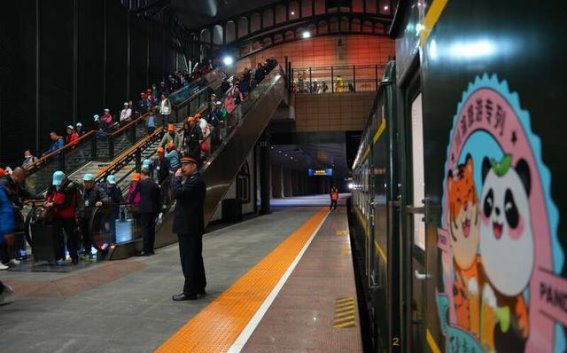 银发群体迎春出行热潮，龙江首趟川渝旅游专列温暖启程