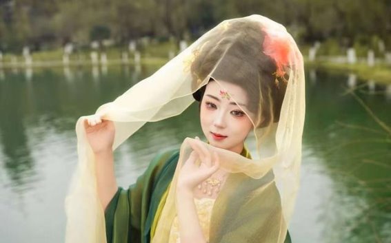 在西安汉服文化的沃土中，她们用青春与热情绽放梦想