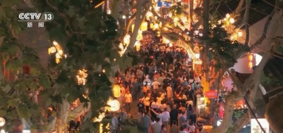 假日经济新趋势：趣味运动、夜游与舞台演出点燃文旅热潮