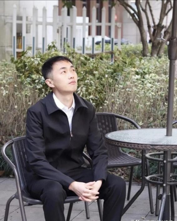 在逆境中绽放的爱与坚守