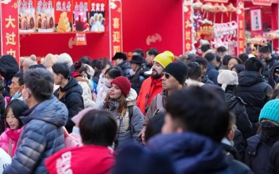 外国游客的春节热潮：中国年味与支付便捷并行