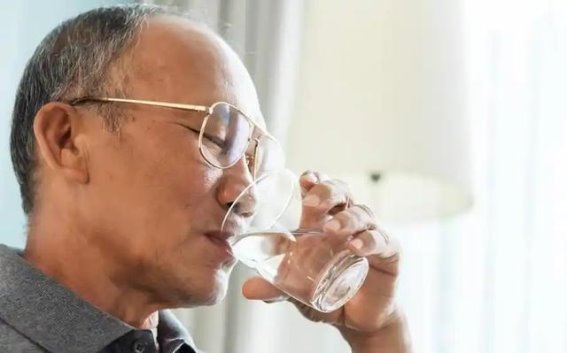 医生直言最伤血管的不是吸烟而是这4个常做的习惯
