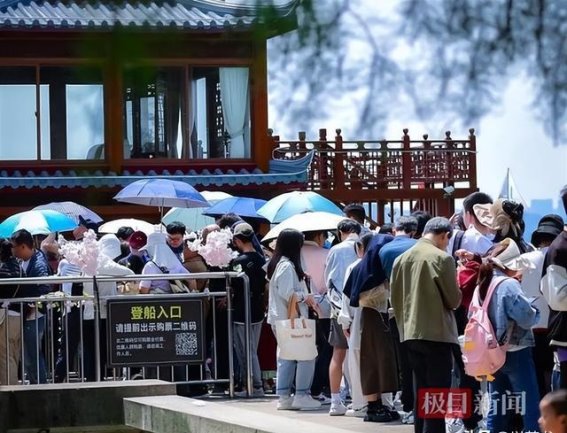 五一“人从众”实录：你以为是度假，其实是在景区“看人”