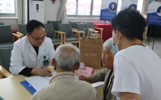 医疗专家走进军休所 为老兵们答疑解惑