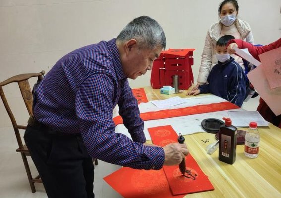 北京市档案馆迎新春，七旬“档案人”挥毫送福
