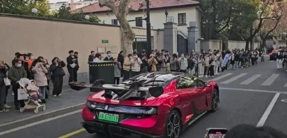 阶层裂痕中的短暂和解