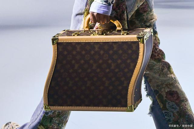 上海LV帆布袋已被炒至700元！网友：又蠢又穷爱慕虚荣依然被疯抢