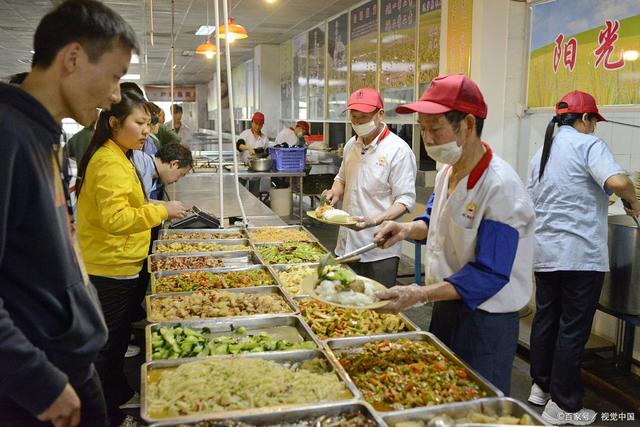 熊导航报道：奇葩：广东一高校食堂档口因饭菜低于13元，不进行涨价被下罚款单