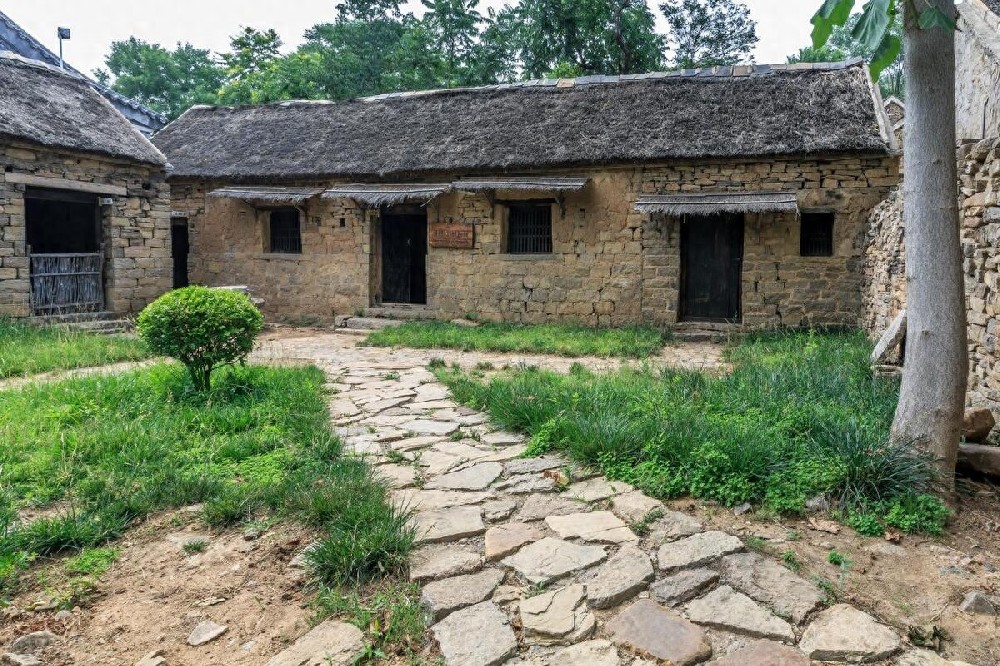 深圳同志导航报道：俗语‘房住三代必走人’：字面背后的深意与智慧