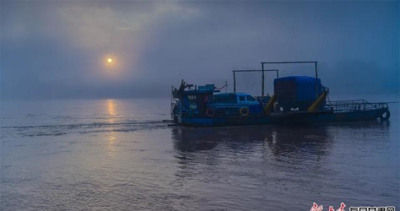 黄河仙境：景泰五佛乡的迷雾与霞光