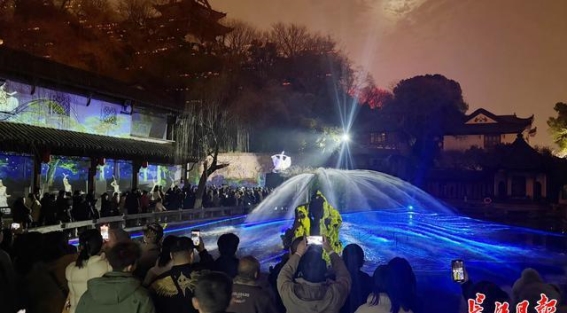 元宵夜登黄鹤楼，灯火阑珊照佳节