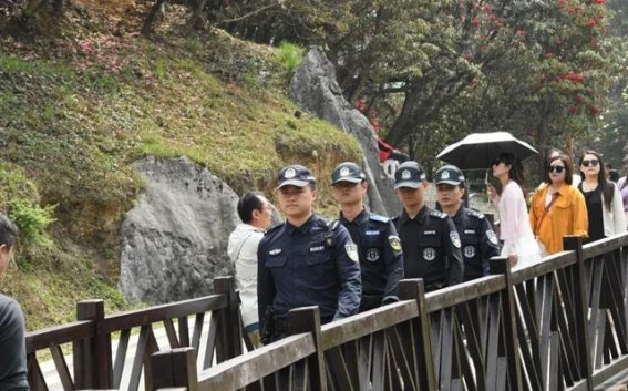 无人机助力百里杜鹃景区安保，科技守护游客安全