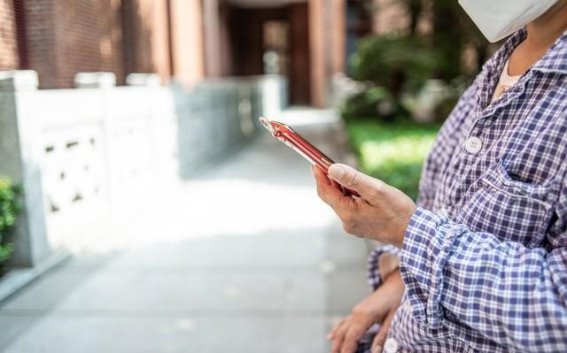 银发族的视力危机：当手机成了“隐形杀手”