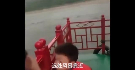 贵州游船倾覆惊魂：暴雨突袭下的慌乱与拯救