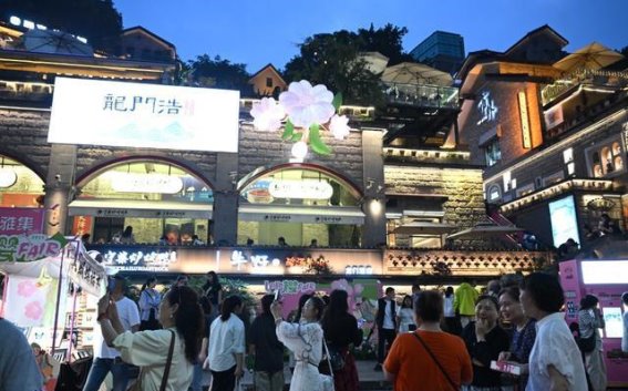 夜游热潮中的龙门浩老街：历史街区的新生之路