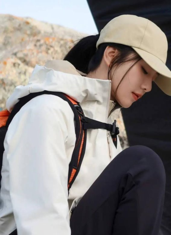 刘诗诗全套登山装备演绎自然中的飒爽风采
