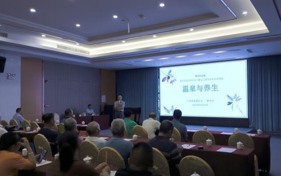 温泉养生：汤塘镇的医养结合与发展前景夏日，阳光灿烂，三伏天的高温让人感到燥热不适。在这样的季节里，你有考虑过泡温泉吗？汤塘镇，一个位于广东佛冈县的小镇，以其独特的氡温泉而闻名，吸引着越来越多的游客和健康追求者。近日，我有幸参加了一场关于温泉养生的讲座，了解了汤塘温泉的医养结合之道及其未来发展展望。