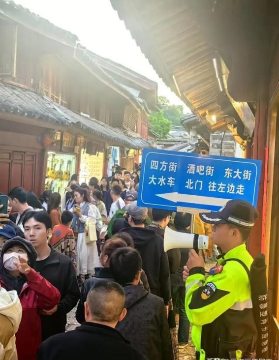 五一假期里的守护者：丽江古城里的警察，让人暖心又安心
