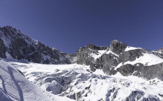 玉龙雪山探秘：氧气瓶与保暖装备的选择技巧