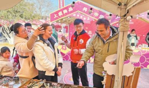 春节的温暖与传承：带外国友人领略中国年味