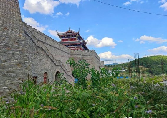 贵州旅游烂尾现象揭秘：真安古城背后的沉浮与未来贵州省以其壮丽的山川和丰富的文化遗产闻名，然而近年来，各地频频出现的古镇古城烂尾现象却成为旅游业的一大隐患。真安古城，作为遵义市正安县的一个代表，曾被寄予厚望，却如今杂草丛生，留下了许多建筑的残垣断壁。本文将深入揭秘真安古城的沉浮历程，探讨其背后的原因与影响，并展望其未来的重建与发展方向。