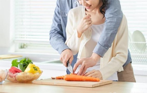 深圳36岁丁克夫妻晒二人餐，走红网络，网友：老了住养老院吗？