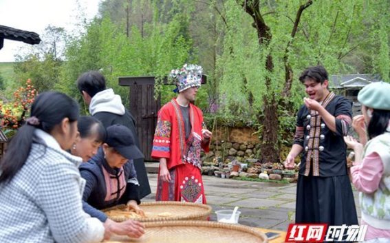 丹麦小伙换上民族服饰打糍粑 在张家界体验地道民俗