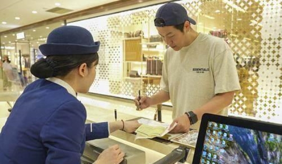 外国游客热衷中国购物：空箱带回特色商品
