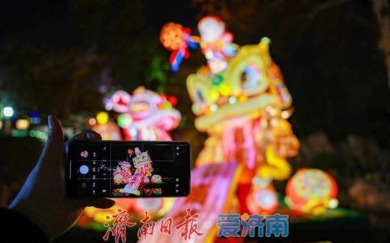 花灯初绽照泉城，迎春灯会试灯点亮夜空