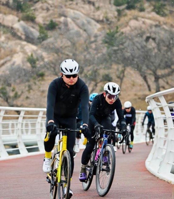 春光乍泄，骑行之旅在日照绽放