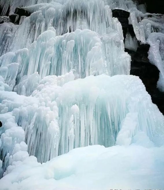 冰雪秘境，虎牙大峡谷的冬日奇观