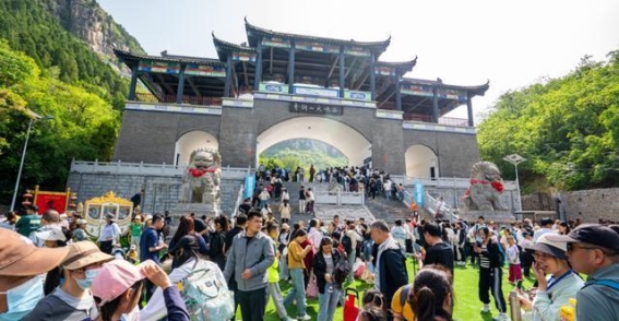 青铜山大峡谷五一假期火爆：民乐与冒险激发春日热潮