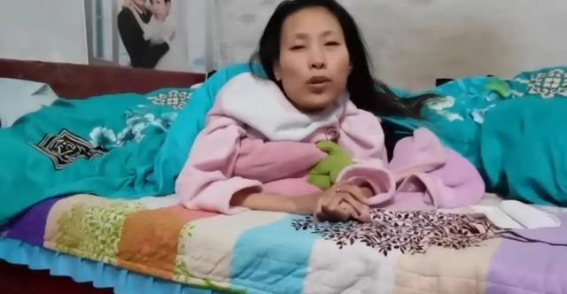 帅气小伙与瘦骨女孩的网恋奇缘：一年后，他们迎来了新生命