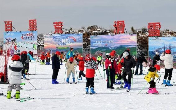 夷陵冰雪与峡江魅力交织 游客纷至沓来