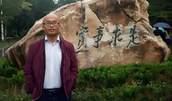 感恩的力量：辞去公务员工作，只为守护病重房东