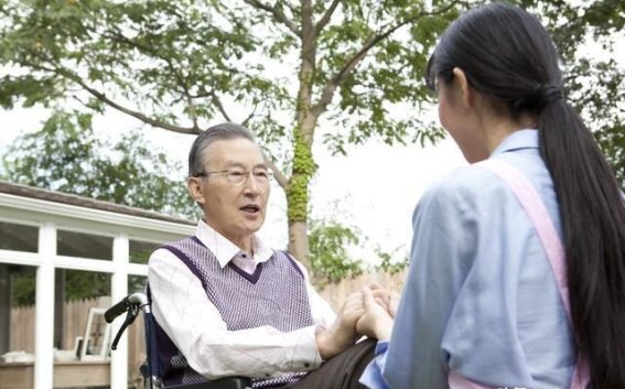 莫把“体谅”当“谎言”：重新解读老人的“不坦诚”