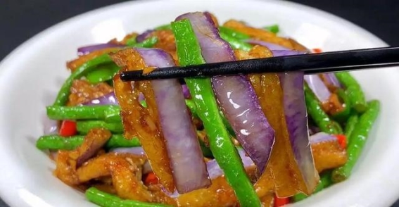 隔夜菜的隐形危害：医生提醒这四种菜千万别再吃了