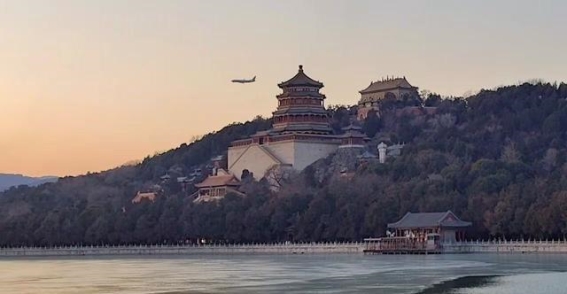 定格浪漫瞬间！金红落日下的北京美景