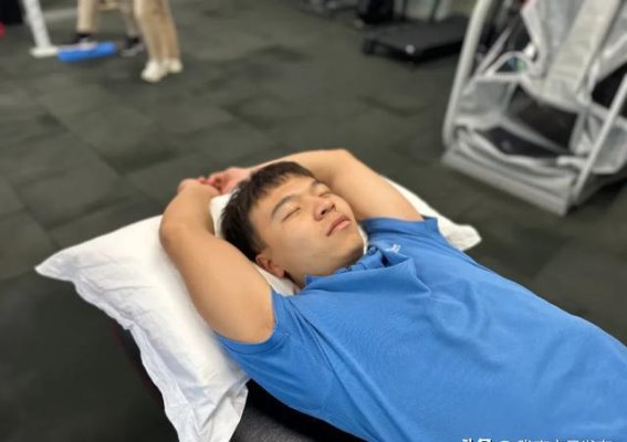 别让“投降式”睡姿毁了你的身体健康