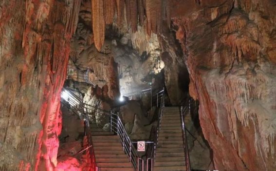 春节探秘水晶宫：踏入神秘地下世界的奇幻之旅