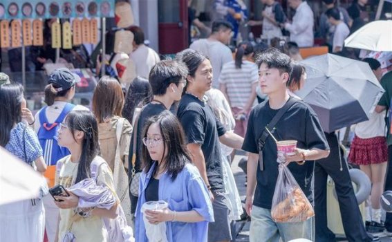 武汉山海关路小吃街：汉味早点吸引八方游客